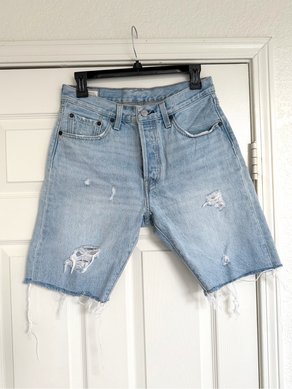 Levi’s 501 Mid Thigh Jean Denim Shorts Light Blue Raw Hem 28